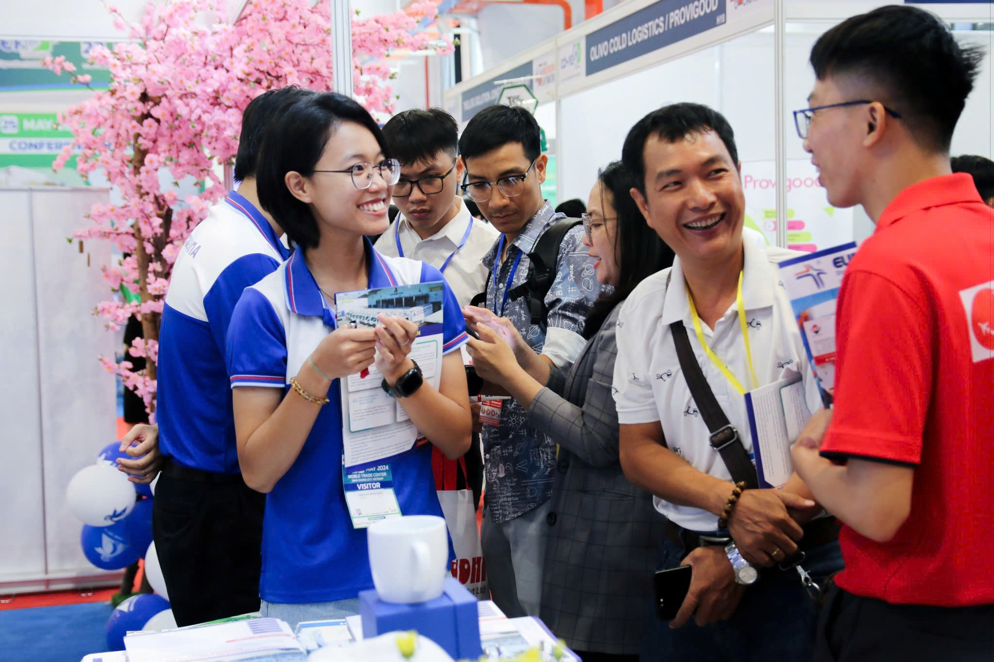 Nhà mua hàng và nhà cung cấp giao thương trực tiếp tại gian hàng.