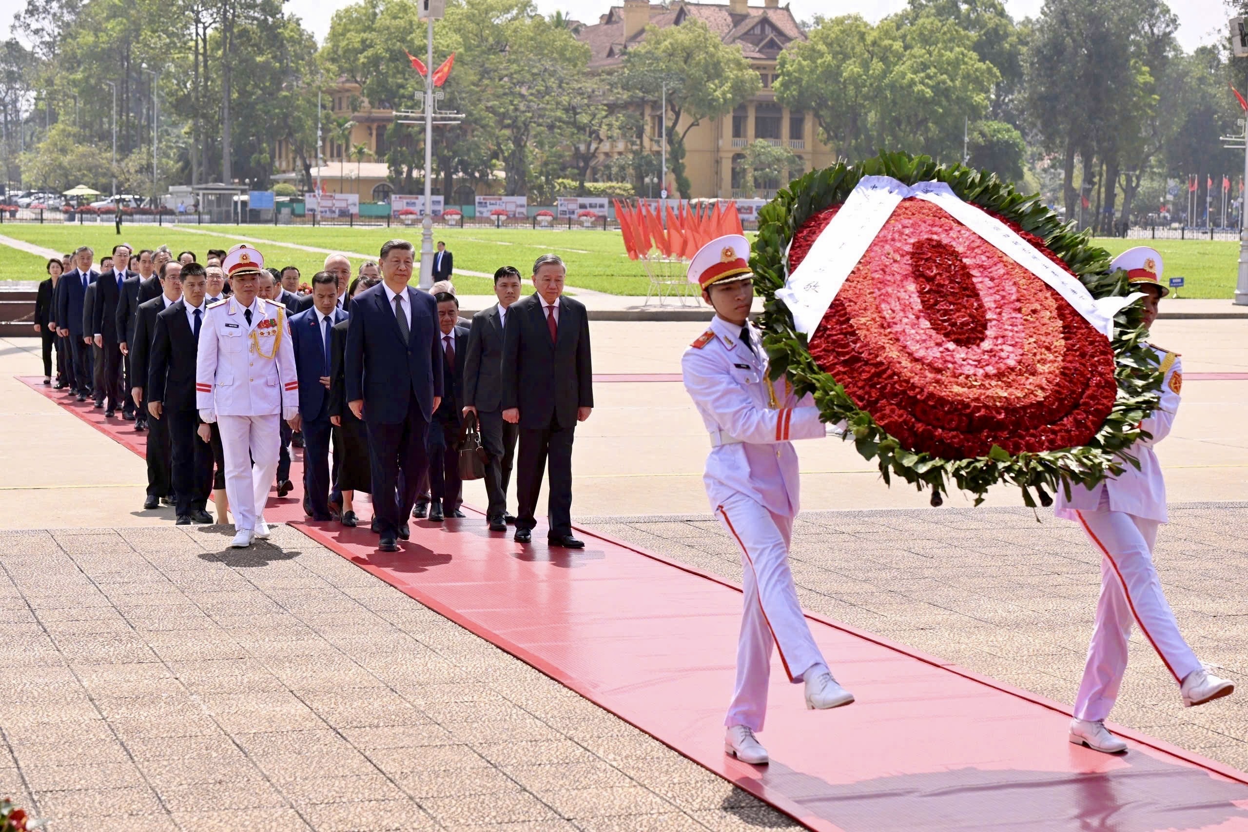 Tổng Bí thư Ban Chấp hành Trung ương Đảng Cộng sản Việt Nam Tô Lâm và Tổng Bí thư, Chủ tịch nước Trung Quốc Tập Cận Bình vào Lăng viếng Chủ tịch Hồ Chí Minh - Ảnh: Trí Phong