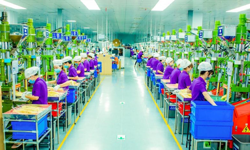 Công nhân làm việc tại Công ty Luxshare ICT Nghệ An. Ảnh: Minh Quân