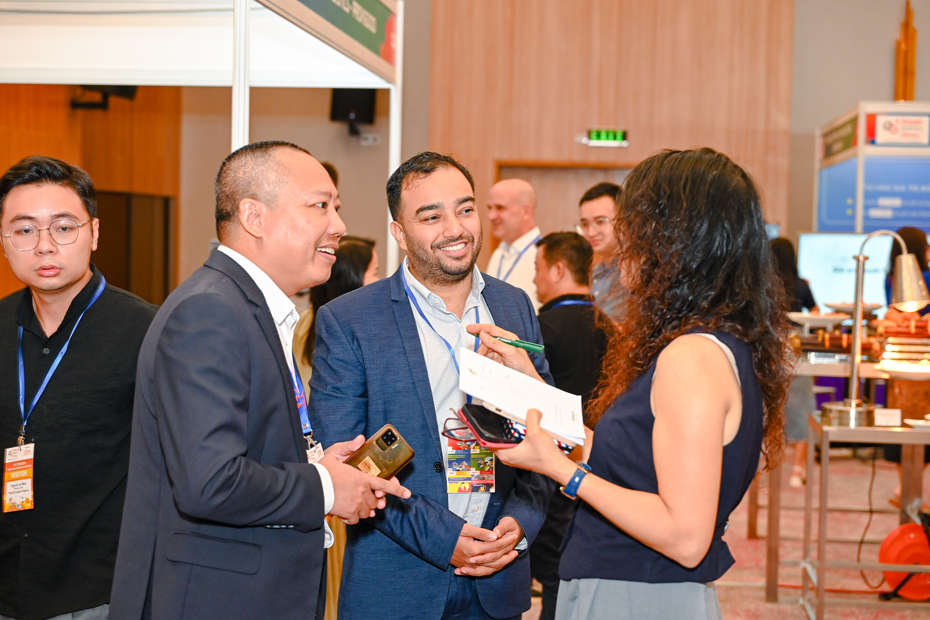 C&aacute;c hoạt động giao thương diễn ra tấp nập tại triển l&atilde;m.