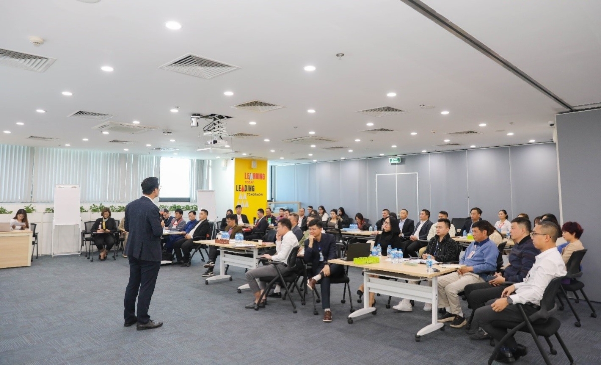 Một kh&oacute;a học n&acirc;ng cao năng lực c&aacute;n bộ nh&acirc;n vi&ecirc;n.