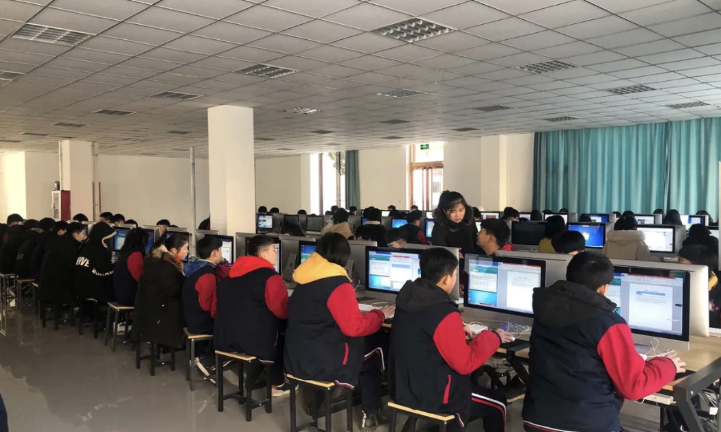 Một lớp học máy tính ở trường nghề Handan Lingchuang thuộc tỉnh Hà Bắc, Trung Quốc - Ảnh: Bloomberg.