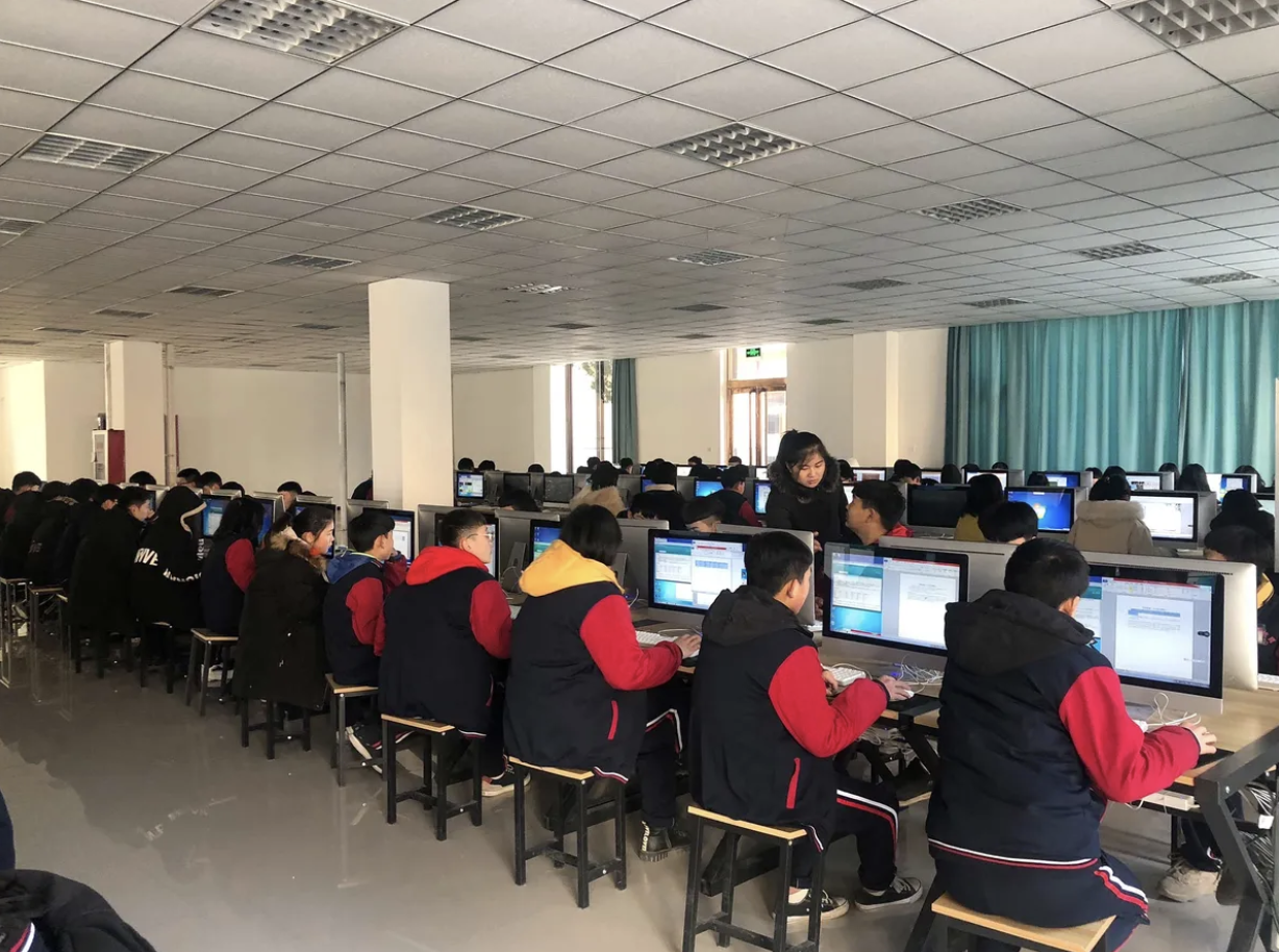 Một lớp học máy tính ở trường nghề Handan Lingchuang thuộc tỉnh Hà Bắc, Trung Quốc - Ảnh: Bloomberg.