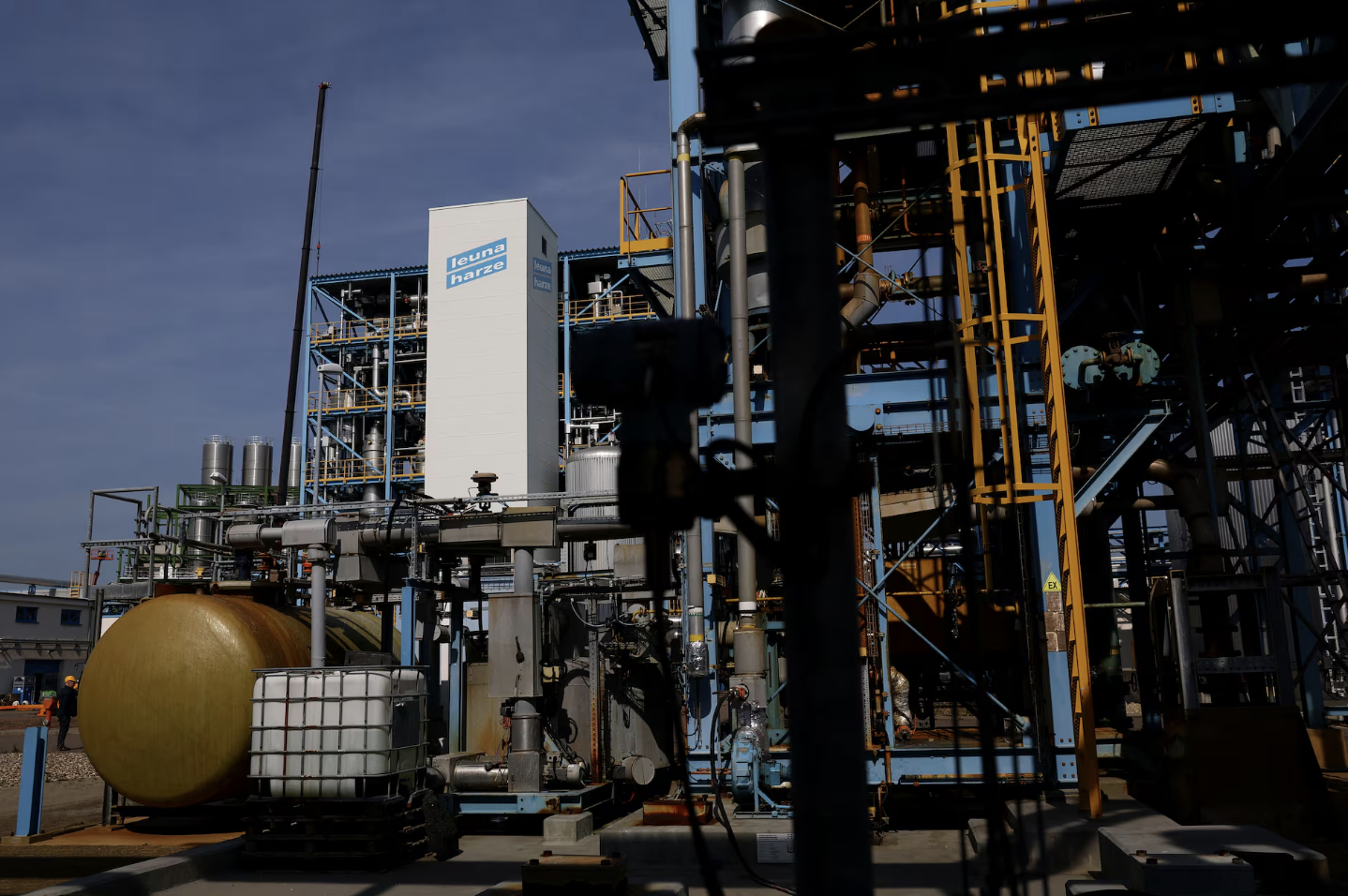 Một nhà máy hóa chất của công ty Leuna-Harze tại Công viên Hóa chất Leuna, Đức - Ảnh: Reuters.