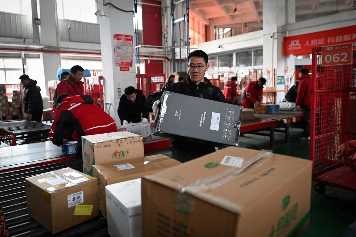 Các doanh nghiệp thương mại điện tử lớn của Trung Quốc đã tung ra nhiều chính sách hỗ trợ sản phẩm xuất khẩu quay về nội địa. Ảnh: SCMP