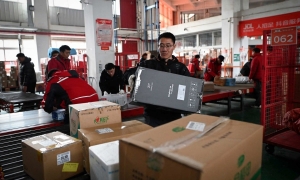 Các doanh nghiệp thương mại điện tử lớn của Trung Quốc đã tung ra nhiều chính sách hỗ trợ sản phẩm xuất khẩu quay về nội địa. Ảnh: SCMP