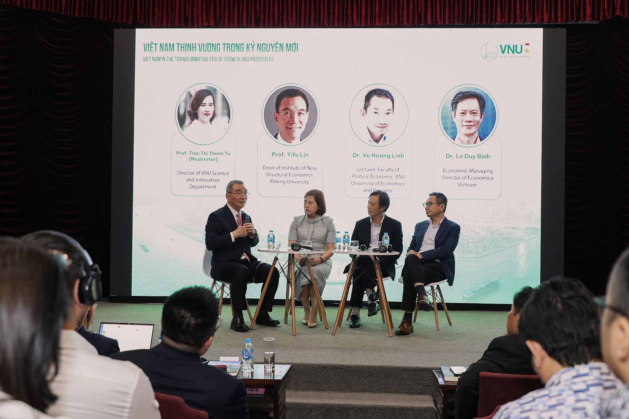 Tọa đ&agrave;m c&oacute; sự g&oacute;p mặt của nhiều chuy&ecirc;n gia kinh tế.