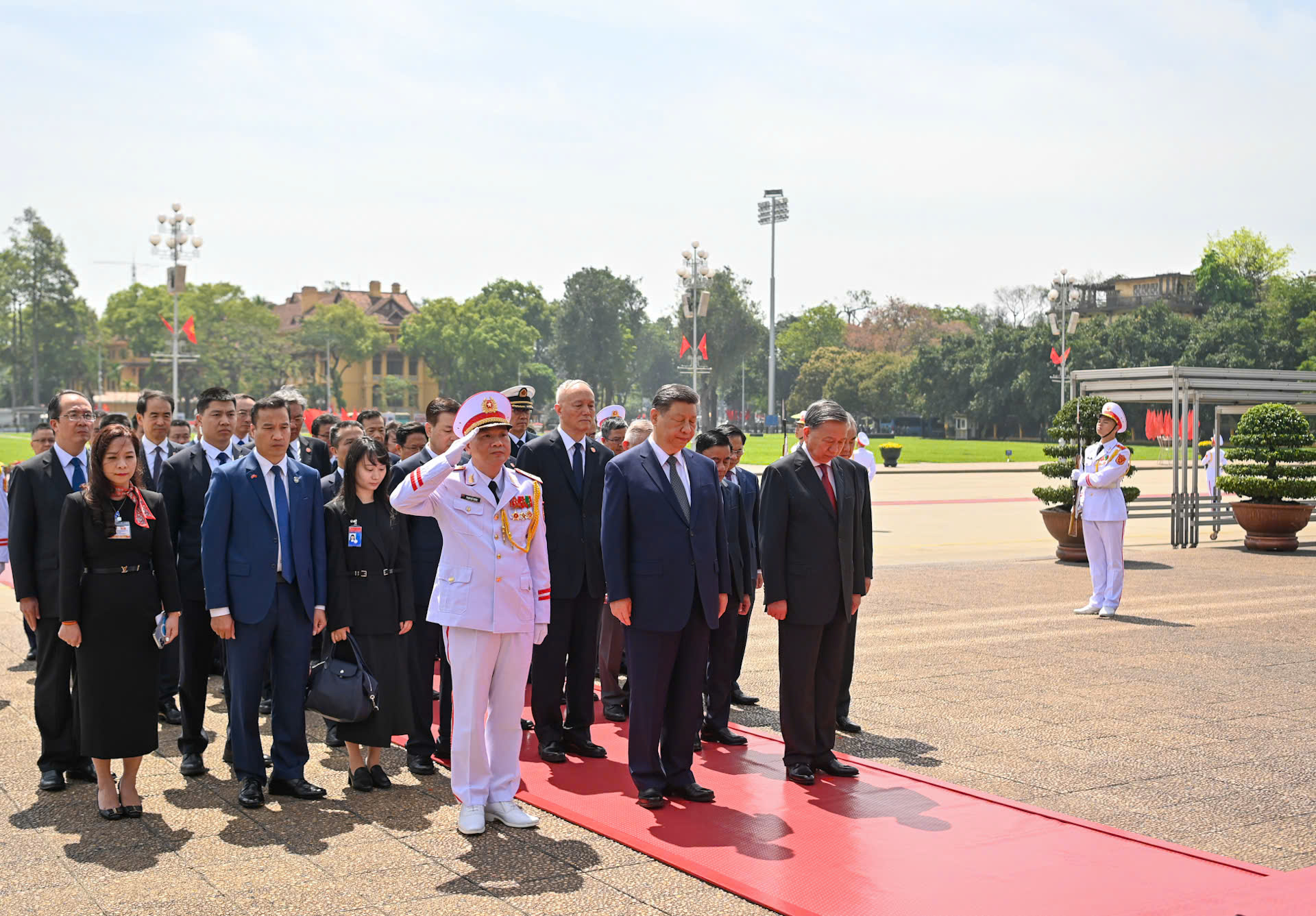 Tổng B&iacute; thư Ban Chấp h&agrave;nh Trung ương Đảng Cộng sản Việt Nam T&ocirc; L&acirc;m v&agrave; Tổng B&iacute; thư, Chủ tịch nước Trung Quốc Tập Cận B&igrave;nh c&ugrave;ng c&aacute;c đại biểu th&agrave;nh k&iacute;nh tưởng nhớ Chủ tịch Hồ Ch&iacute; Minh - Ảnh: Tr&iacute; Phong