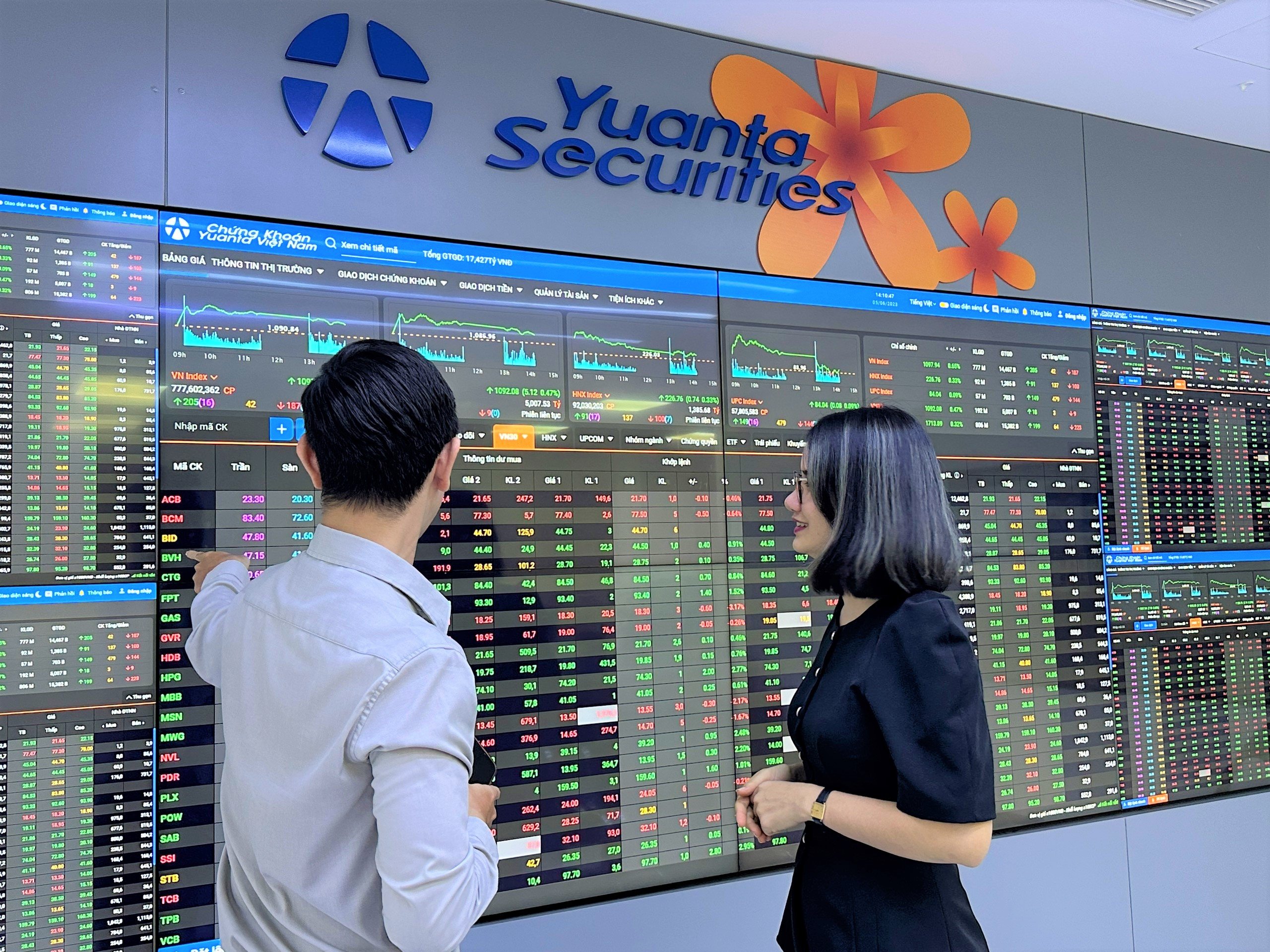 Nhà đầu tư tại sàn giao dịch chứng khoán Yuanta Việt Nam.