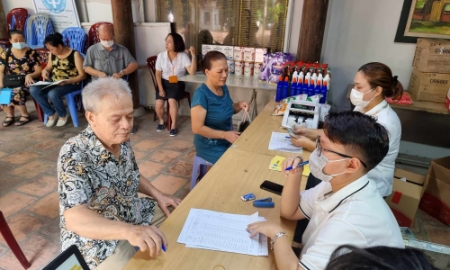Người hưởng lương hưu tại Hà Nội. Ảnh: XM.