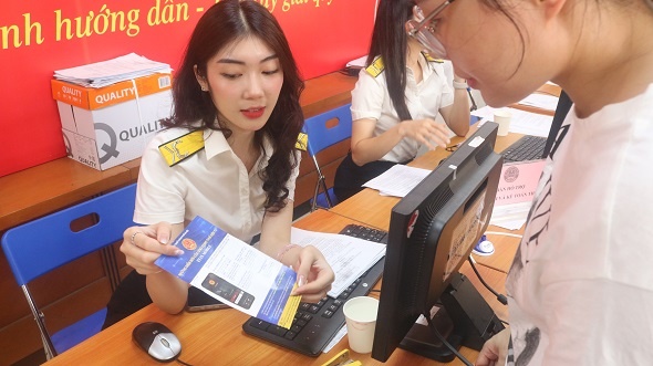 Cán bộ thuế hướng dẫn người nộp thuế