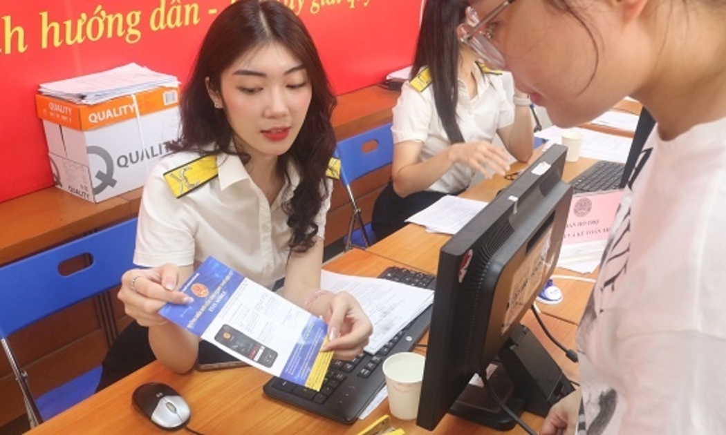 Cán bộ thuế hướng dẫn người nộp thuế