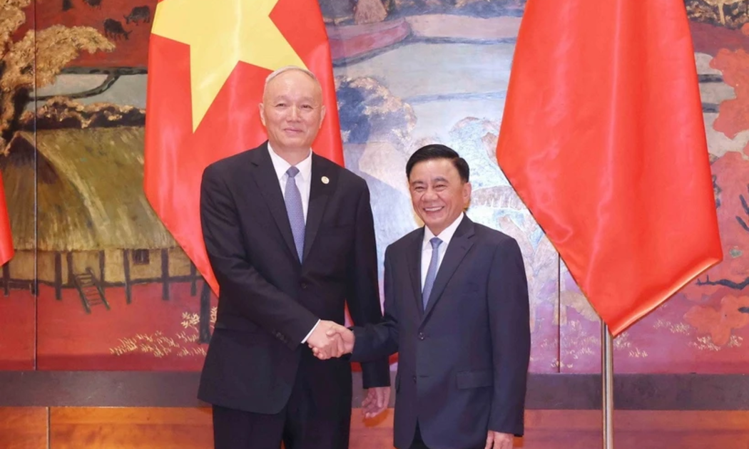 Thường trực Ban Bí thư Trần Cẩm Tú hội đàm với đồng chí Thái Kỳ, Bí thư Ban Bí thư, Chánh Văn phòng Trung ương Đảng Cộng sản Trung Quốc - Ảnh: TTXVN