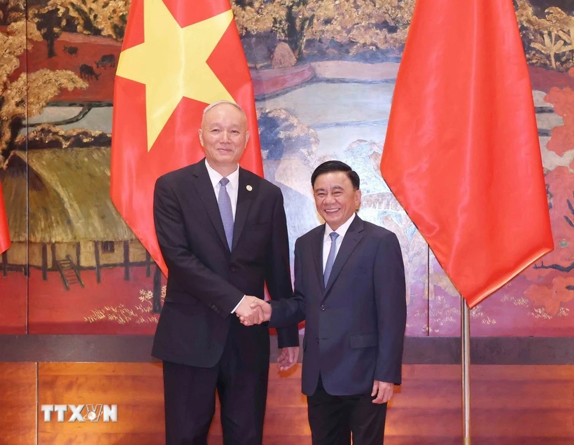 Thường trực Ban Bí thư Trần Cẩm Tú hội đàm với đồng chí Thái Kỳ, Bí thư Ban Bí thư, Chánh Văn phòng Trung ương Đảng Cộng sản Trung Quốc - Ảnh: TTXVN