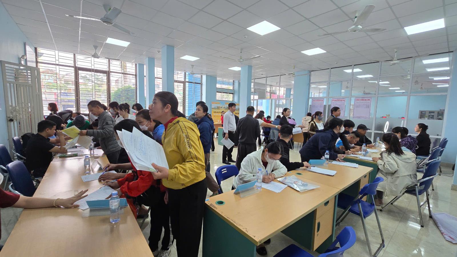 Lao động được tư vấn, giới thiệu việc l&agrave;m tại Trung t&acirc;m Dịch vụ việc l&agrave;m Hải Ph&ograve;ng. Ảnh: Trung t&acirc;m Dịch vụ việc l&agrave;m Hải Ph&ograve;ng.