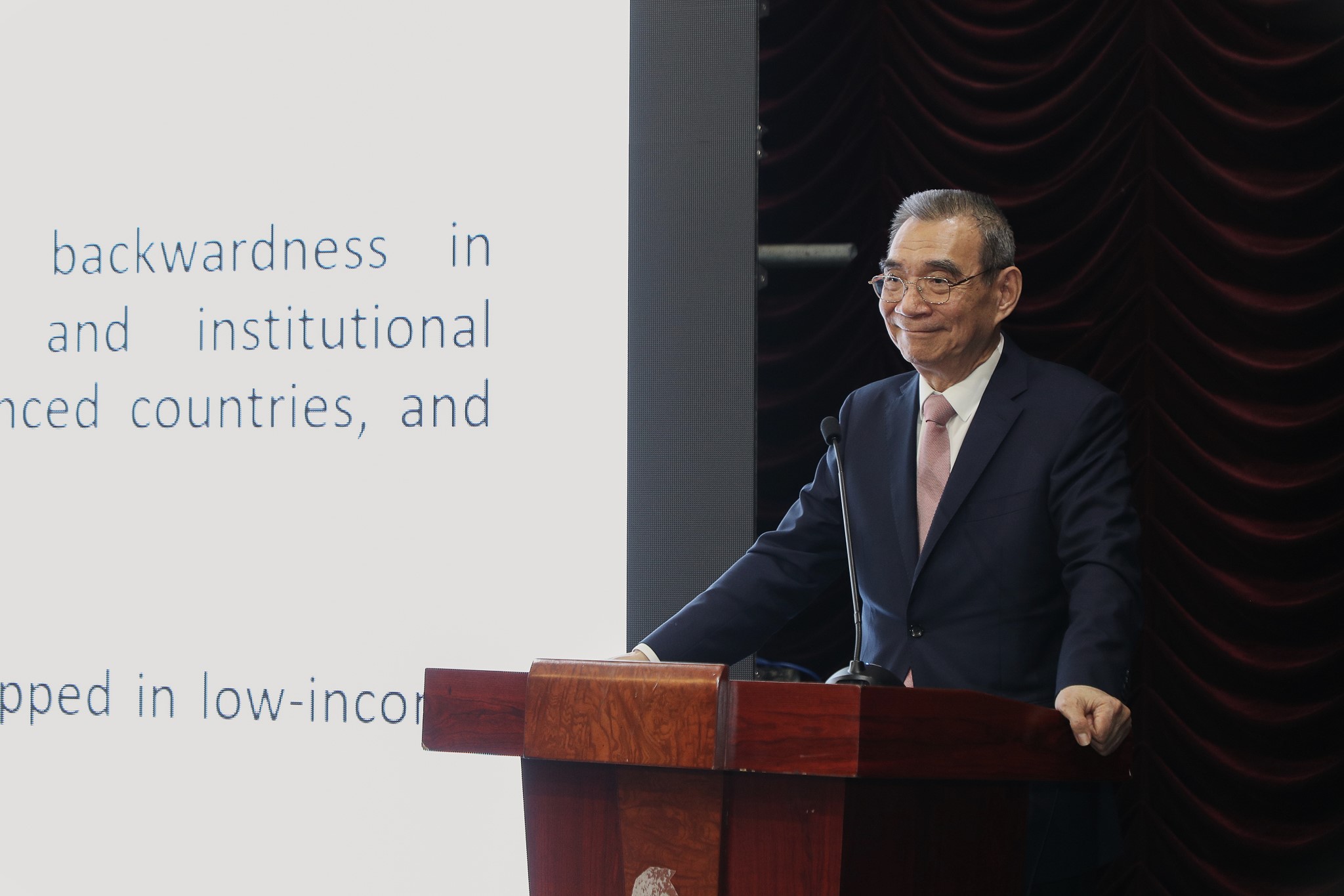  GS. Lâm Nghị Phu: "Cốt lõi của tăng trưởng hiện đại nằm ở quá trình chuyển đổi cơ cấu liên tục, bao gồm cả chuyển đổi ngành nghề và công nghệ".