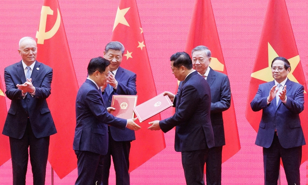 Tổng Bí thư Ban Chấp hành Trung ương Đảng Cộng sản Việt Nam Tô Lâm, Thủ tướng Phạm Minh Chính,Tổng Bí thư, Chủ tịch nước Trung Quốc Tập Cận Bình cùng lãnh đạo các bên chứng kiến lễ ký kết các văn kiện giữa 2 quốc gia. Ảnh: Trí Phong