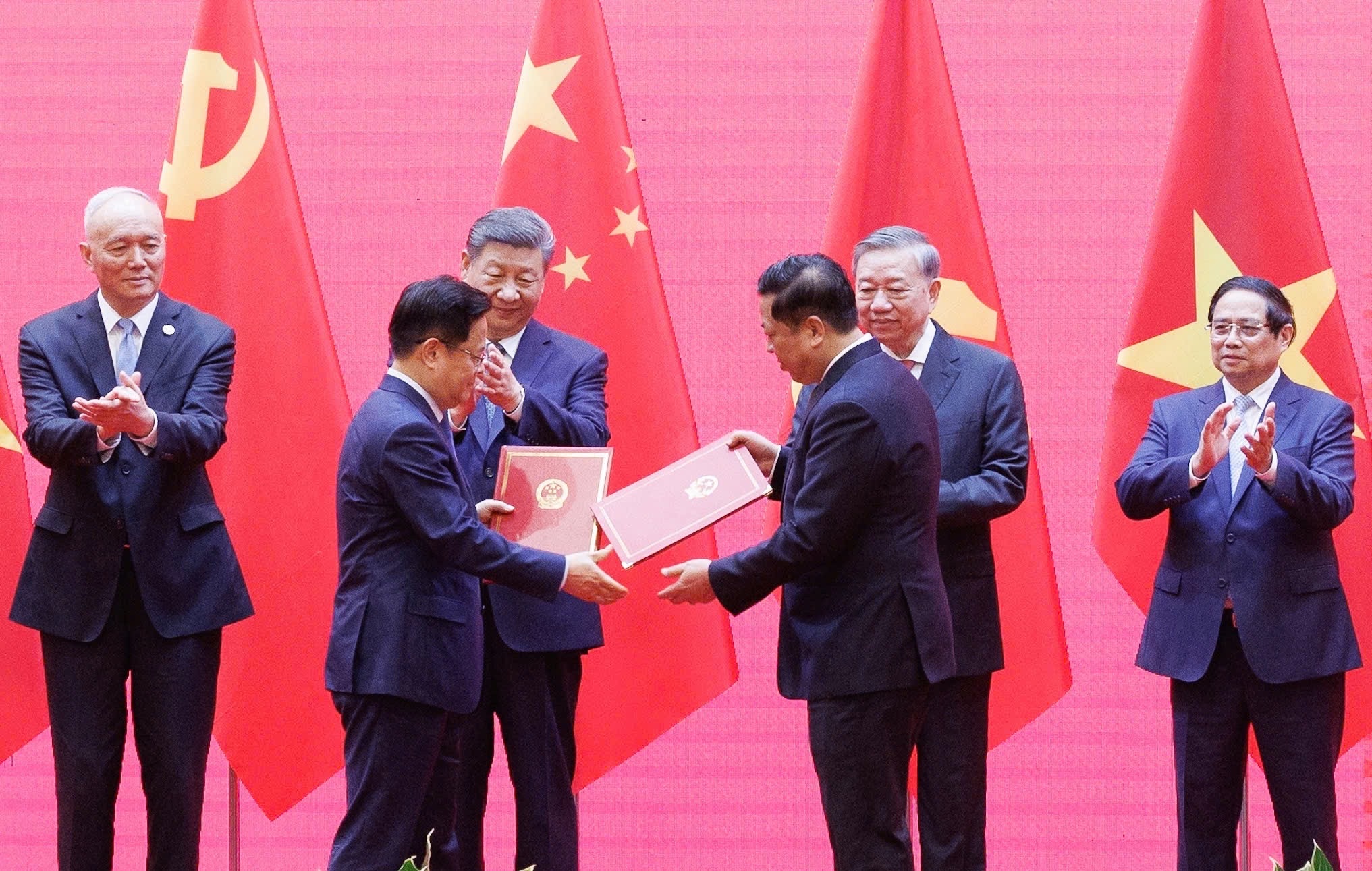Tổng Bí thư Ban Chấp hành Trung ương Đảng Cộng sản Việt Nam Tô Lâm, Thủ tướng Phạm Minh Chính,Tổng Bí thư, Chủ tịch nước Trung Quốc Tập Cận Bình cùng lãnh đạo các bên chứng kiến lễ ký kết các văn kiện giữa 2 quốc gia. Ảnh: Trí Phong