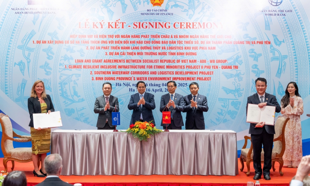 Lễ ký kết hiệp định vay và viện trợ giữa Việt Nam với Ngân hàng Thế giới (WB) về hai dự án là: 