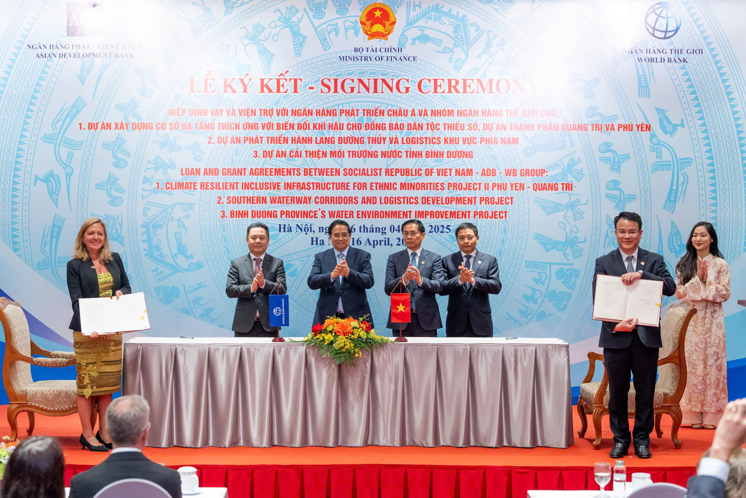 Lễ ký kết hiệp định vay và viện trợ giữa Việt Nam với Ngân hàng Thế giới (WB) về hai dự án là: "Dự án cải thiện môi trường nước tỉnh Bình Dương" và "Dự án phát triển hành lang đường thủy và logistics khu vực phía Nam". Ảnh: Việt Tuấn.