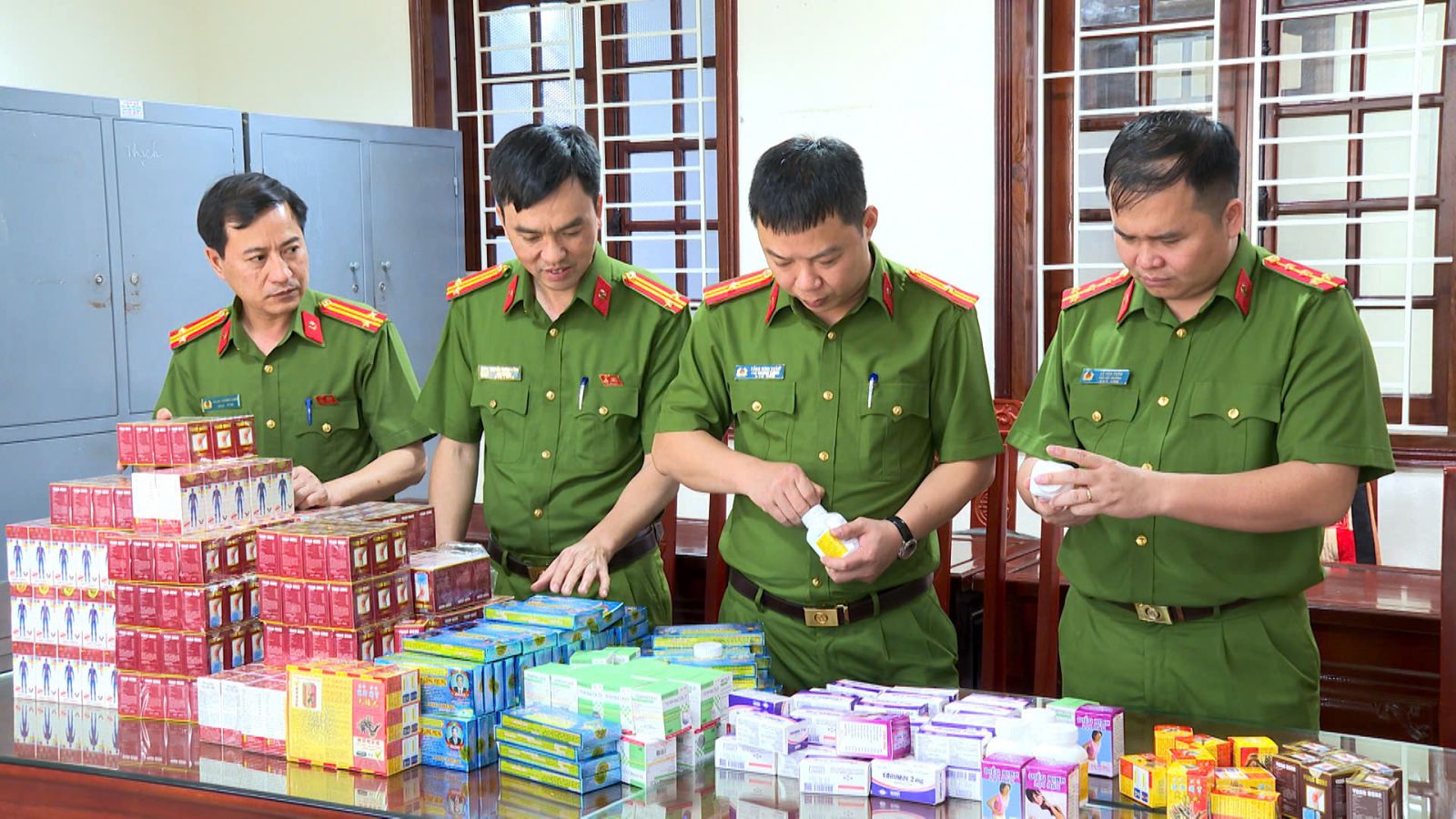 Theo C&ocirc;ng an tỉnh Thanh H&oacute;a, đ&acirc;y l&agrave; đường d&acirc;y sản xuất thuốc gi&aacute; quy m&ocirc; lớn được đơn vị triệt ph&aacute;