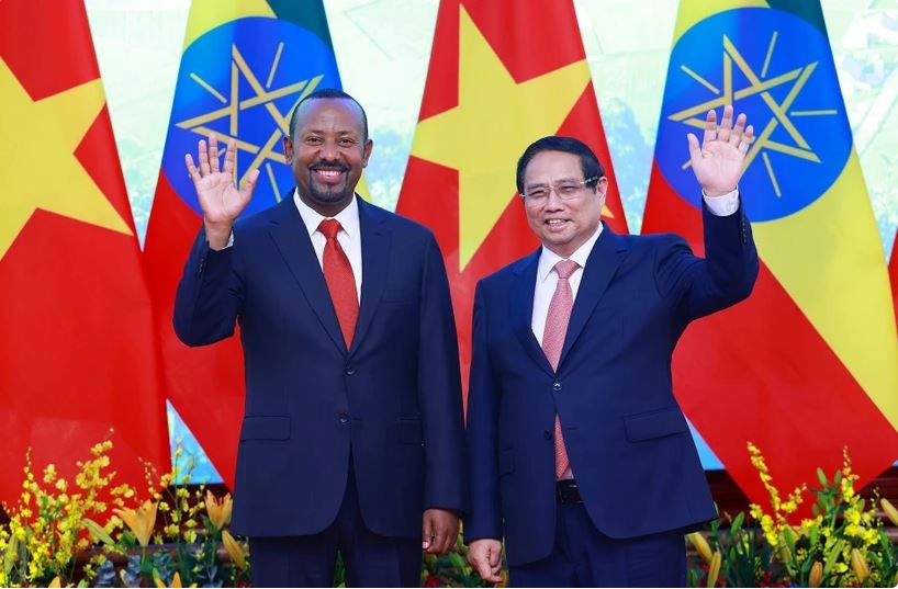 Prime Minister Pham Minh Chinh (R) and his Ethiopian counterpart Abiy Ahmed Ali in Hanoi on April 15. (Photo: VNA)