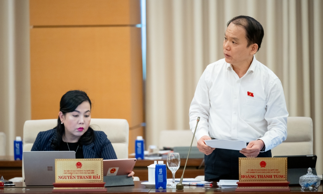 Chủ nhiệm Ủy ban Pháp luật và Tư pháp Hoàng Thanh Tùng trình bày Báo cáo thẩm tra. Ảnh: Quochoi.vn