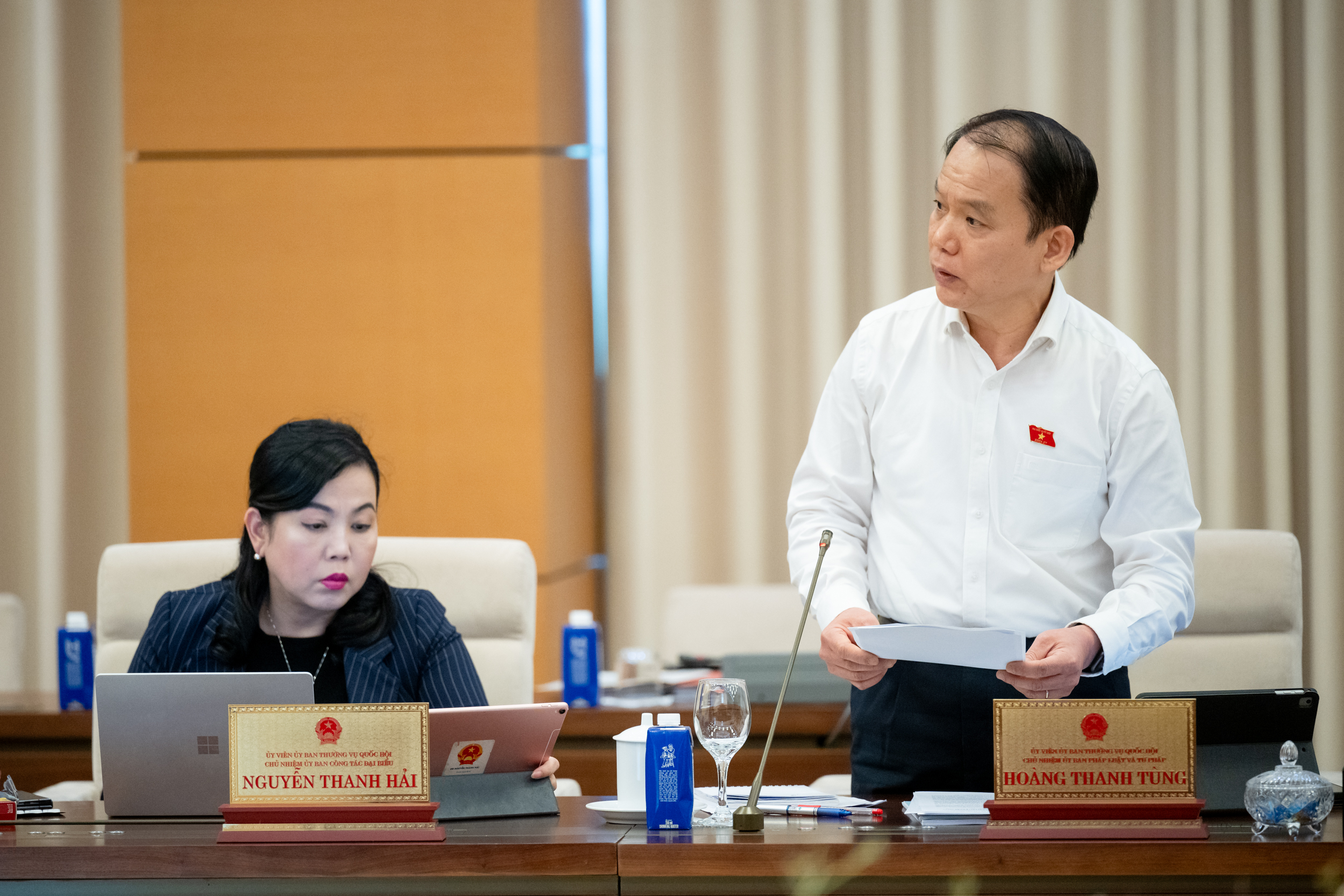 Chủ nhiệm Ủy ban Pháp luật và Tư pháp Hoàng Thanh Tùng trình bày Báo cáo thẩm tra. Ảnh: Quochoi.vn