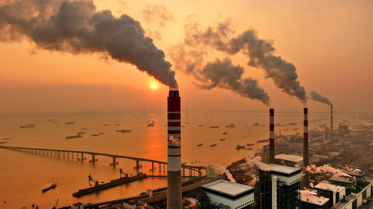Trong giai đoạn vận hành thí điểm thị trường carbon, các doanh nghiệp thuộc 3 lĩnh vực sẽ tham gia là: nhiệt điện, sắt thép và xi măng. Ảnh minh họa.