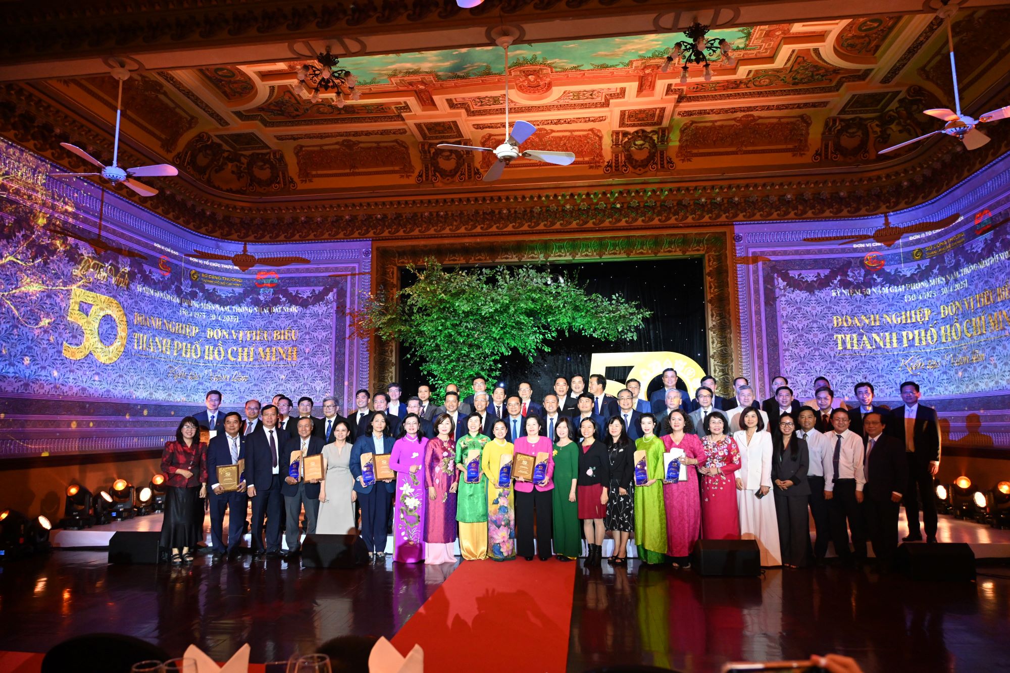 Các doanh nghiệp tiêu biểu có thương hiệu và sản phẩm chủ lực của TP.HCM tại buổi lễ tôn vinh, ngày 15/4/2025 