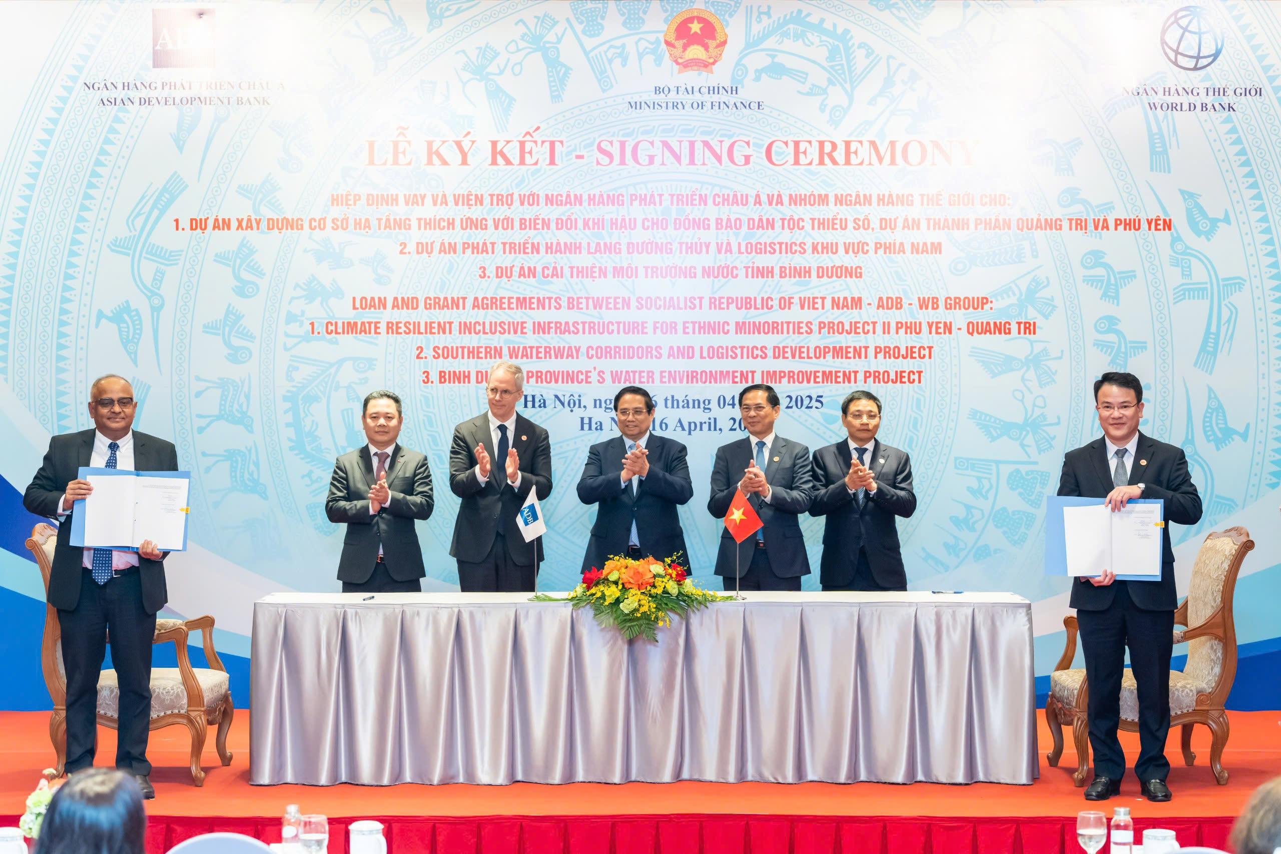 Lễ ký kết hiệp định vay và viện trợ giữa Việt Nam với Ngân hàng Phát triển châu Á (ADB) cho  