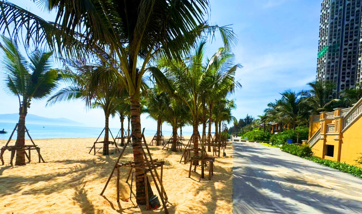 Ảnh thực tế b&atilde;i biển trước mặt dự &aacute;n Nam &Ocirc; Discovery th&aacute;ng 4/2025.