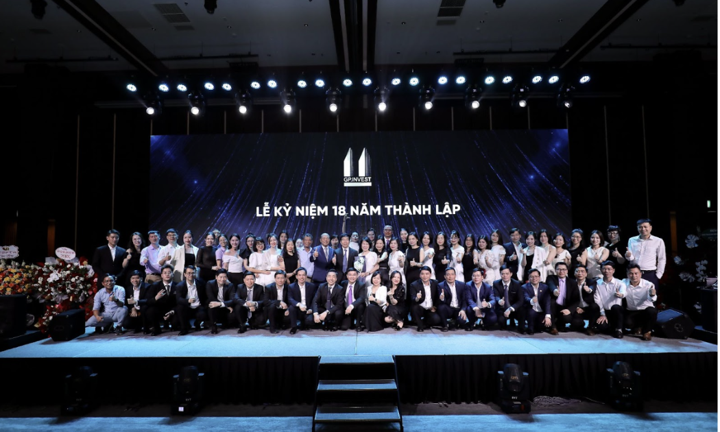 Đại diện Hội đồng quản trị và tập thể cán bộ GP.Invest chụp ảnh tại sự kiện