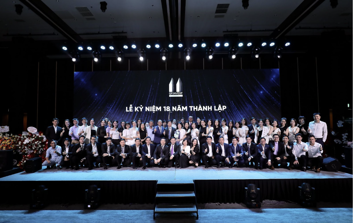 Đại diện Hội đồng quản trị và tập thể cán bộ GP.Invest chụp ảnh tại sự kiện