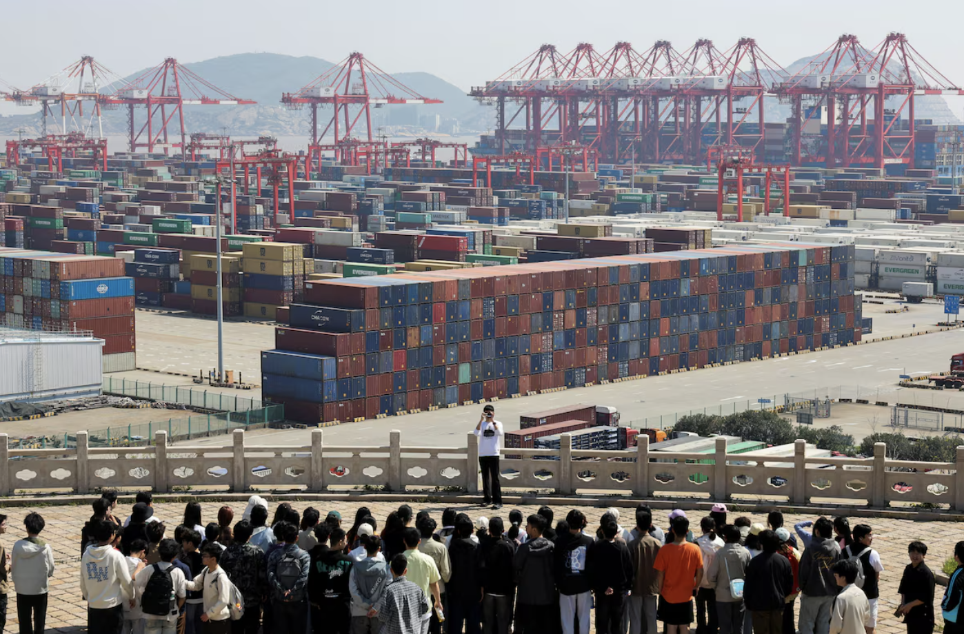 Du khách thăm cảng Yangshan ở Thượng Hải, Trung Quốc - Ảnh: Reuters.