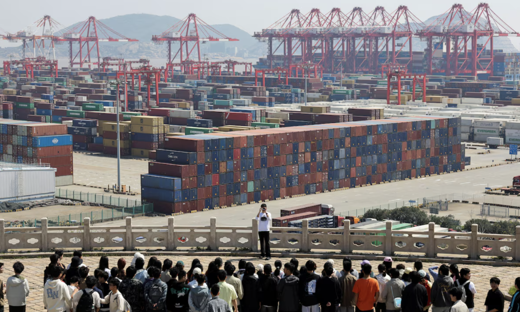 Du khách thăm cảng Yangshan ở Thượng Hải, Trung Quốc - Ảnh: Reuters.