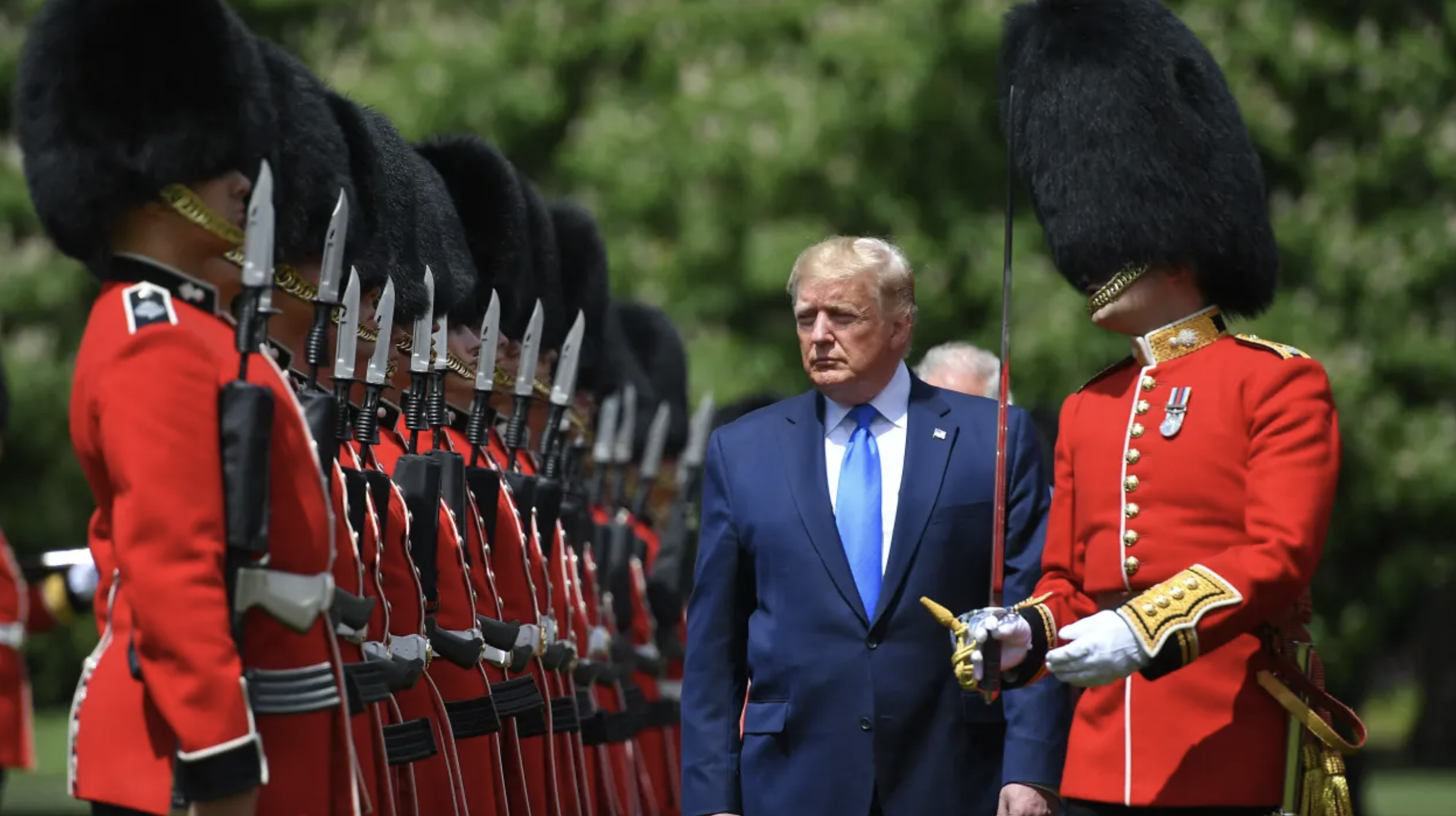 Tổng thống Mỹ Donald Trump duyệt đội danh dự trong lễ đ&oacute;n tại Điện Buckingham, London trong chuyến thăm cấp nh&agrave; nước tới Anh năm 2019 - Ảnh: Getty/CNBC.