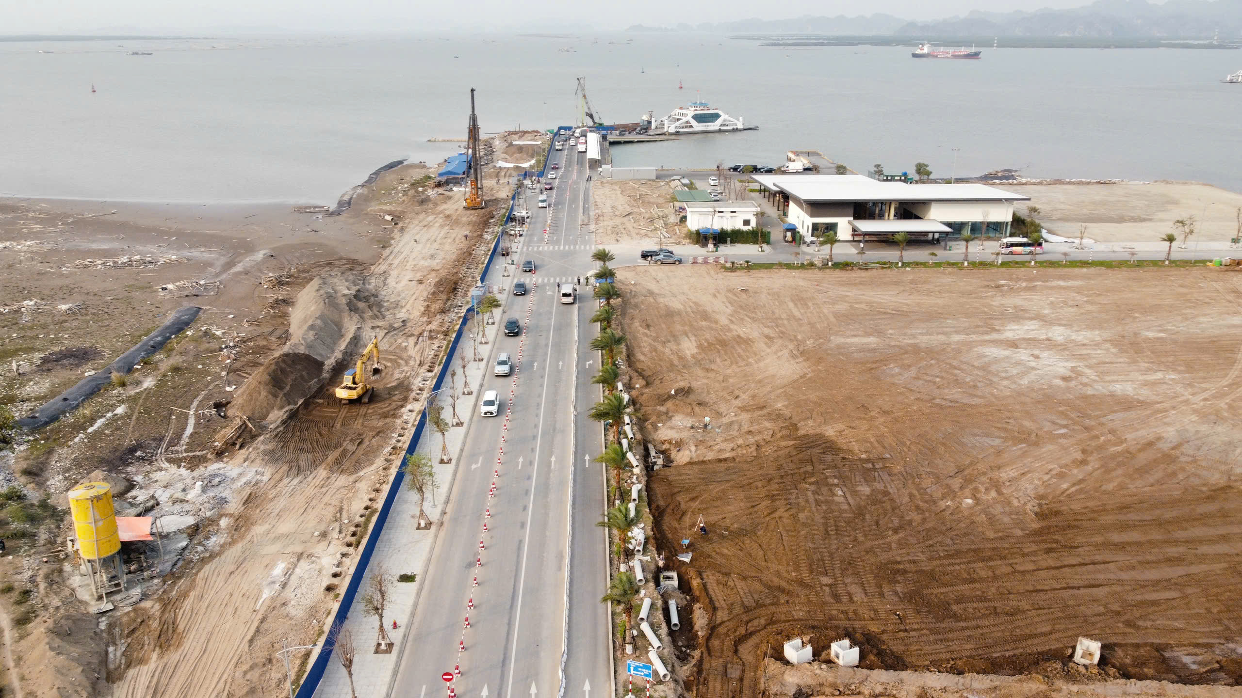 Đường l&ecirc;n xuống ph&agrave; cũng được đầu tư mở rộng với 2 l&agrave;n đường.