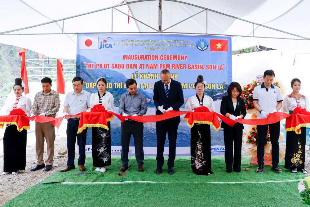 Cắt băng khánh thành đập SABO tại bản Piệng, xã Nặm Păm, huyện Mường La.