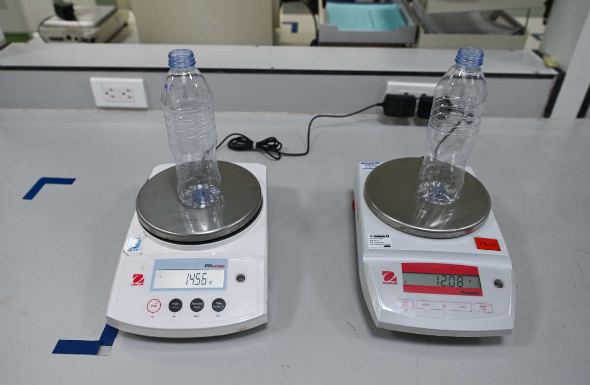 Mẫu chai mới, cấu th&agrave;nh từ lượng nhựa &iacute;t hơn, đang được sử dụng tại C&ocirc;ng ty TNHH Nước tinh khiết N&uacute;i Ti&ecirc;n. Ảnh: Việt H&ugrave;ng.