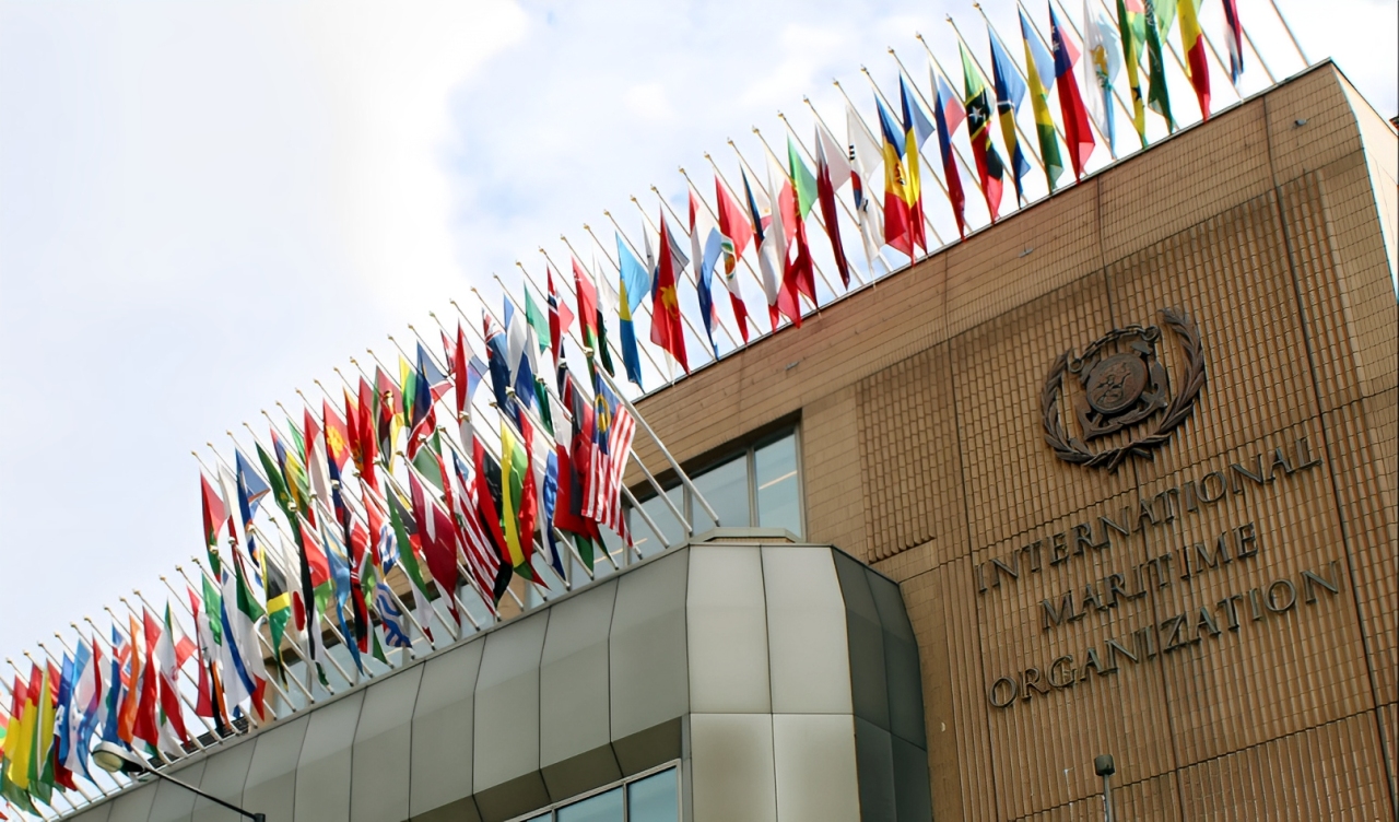 Th&aacute;ng 4/2025, c&aacute;c nước th&agrave;nh vi&ecirc;n của Tổ chức H&agrave;ng hải Quốc tế (IMO) đ&agrave;m ph&aacute;n c&aacute;c giải ph&aacute;p thuế kh&iacute; thải vận chuyển. Ảnh: Trụ sở IMO.