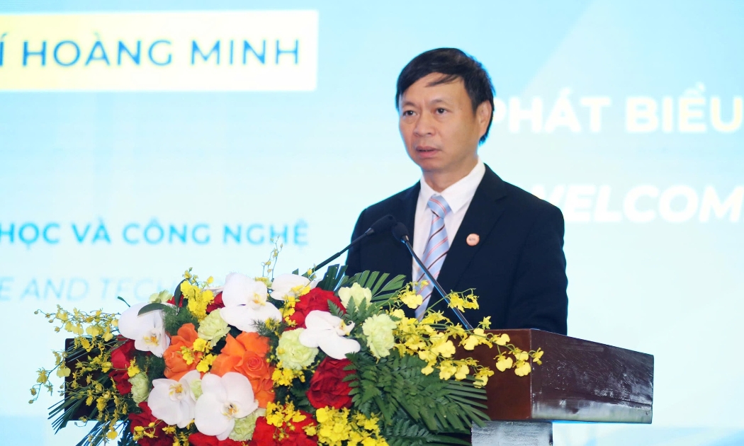 Thứ trưởng Bộ Khoa học và Công nghệ Hoàng Minh phát biểu tại Diễn đàn Đối thoại chính sách với chủ đề “Khuyến khích đầu tư, kinh doanh, thúc đẩy khởi nghiệp sáng tạo trong lĩnh vực chuyển đổi xanh” hôm 16/4. Nguồn: VGP