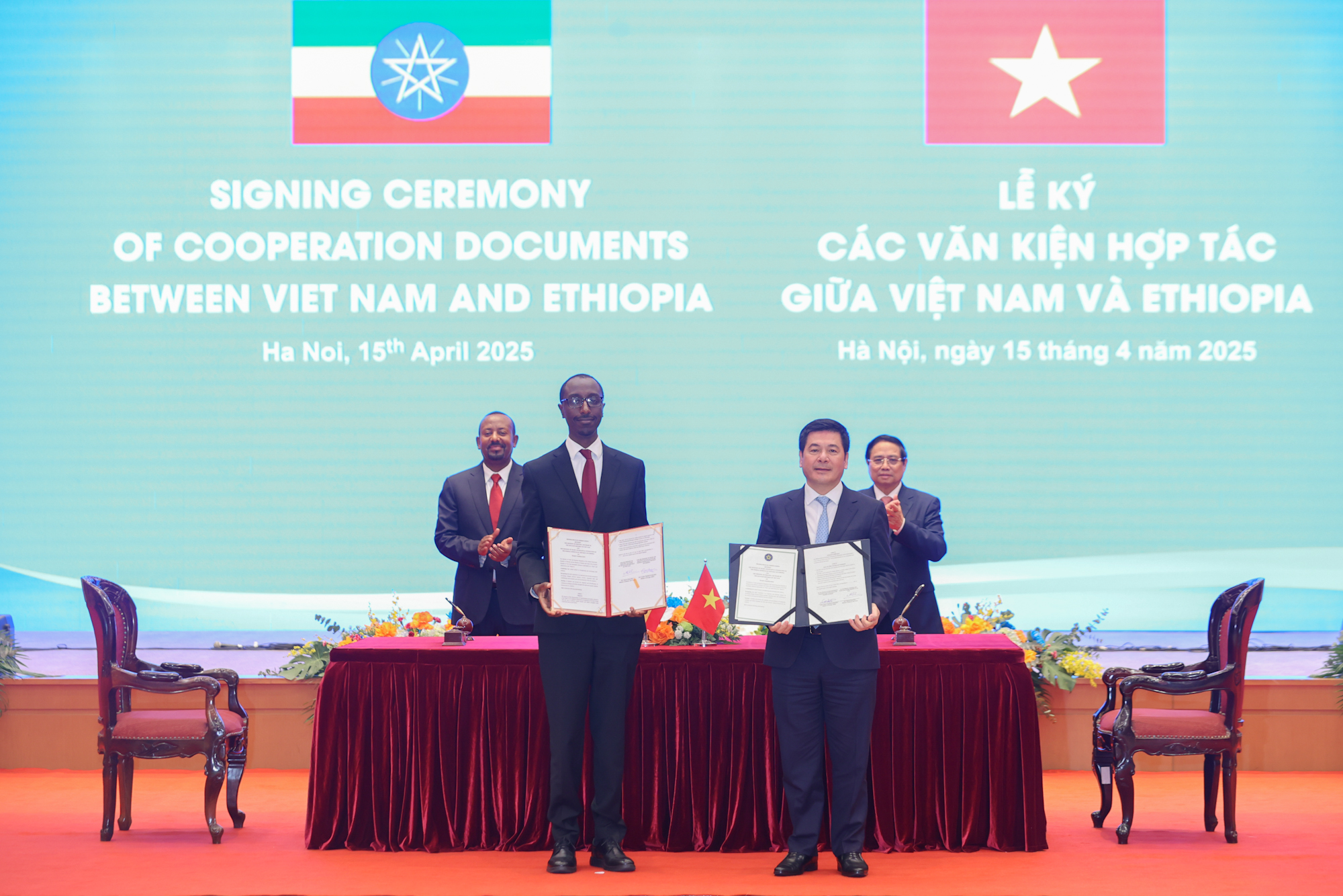 Thủ tướng Phạm Minh Chính và Thủ tướng Abiy Ahmed Ali đã chứng kiến Lễ ký kết các văn kiện hợp tác - Ảnh: VGP