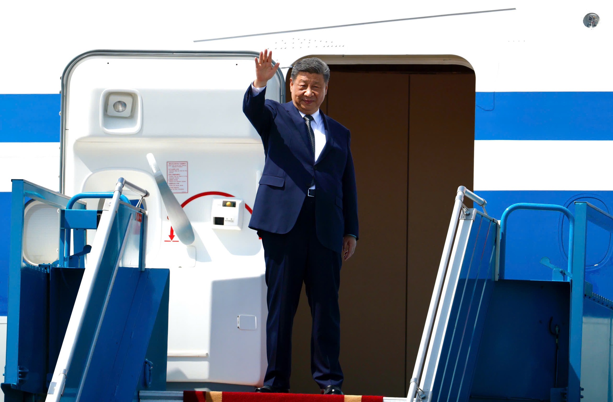 Tổng B&iacute; thư, Chủ tịch nước Trung Quốc Tập Cận B&igrave;nh tại S&acirc;n bay quốc tế Nội B&agrave;i - Ảnh: VGP