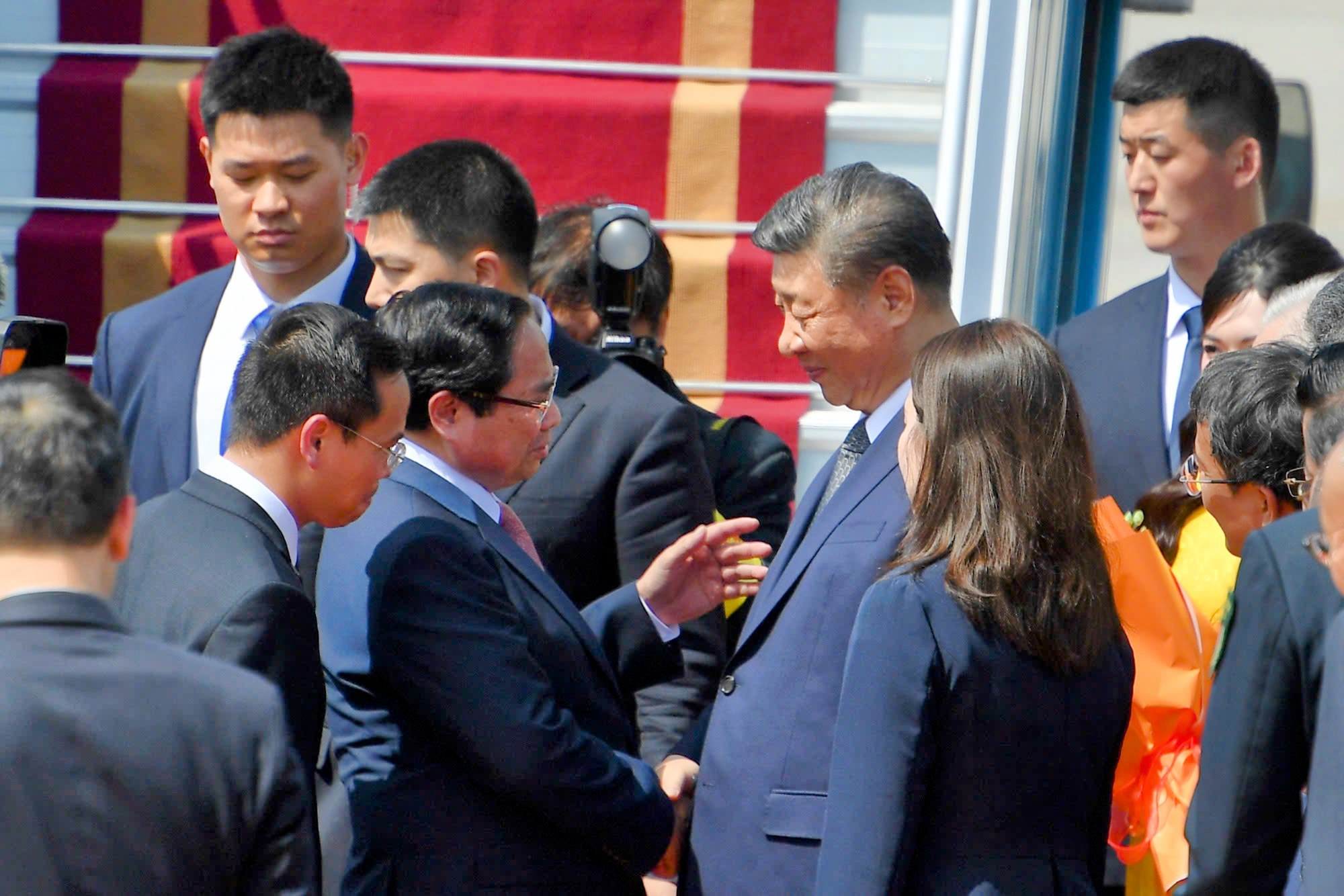 Thủ tướng Phạm Minh Chính ra sân bay tiễn Tổng Bí thư, Chủ tịch nước Trung Quốc Tập Cận Bình - Ảnh: VGP