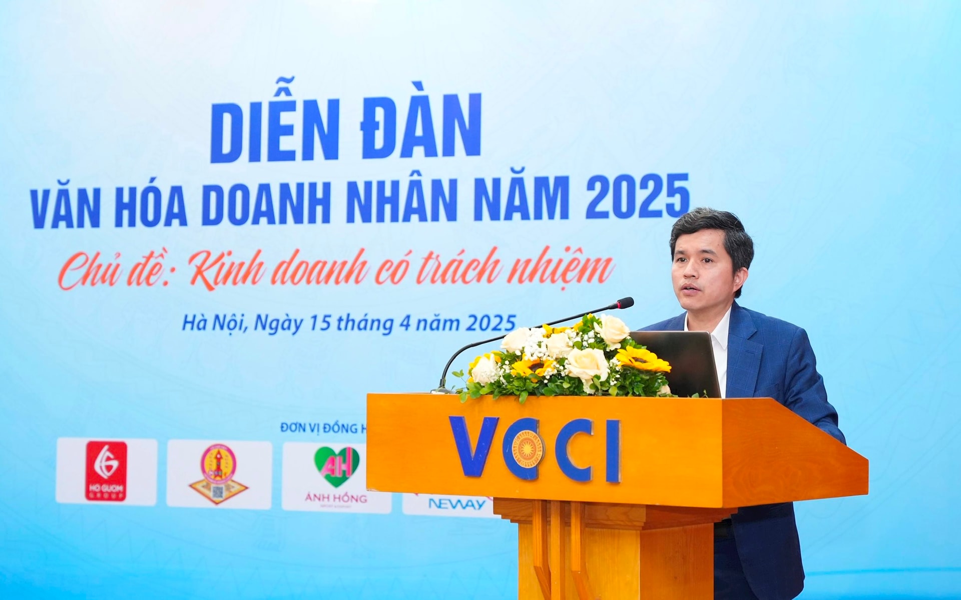 TS. Lương Minh Hu&acirc;n, Viện trưởng Viện Ph&aacute;t triển doanh nghiệp (VCCI), ph&aacute;t biểu tại hội nghị.