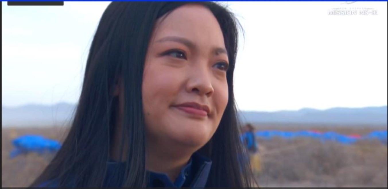 Amanda Nguyễn trả lời phỏng vấn sau khi t&agrave;u NS-31 hạ c&aacute;nh an to&agrave;n.