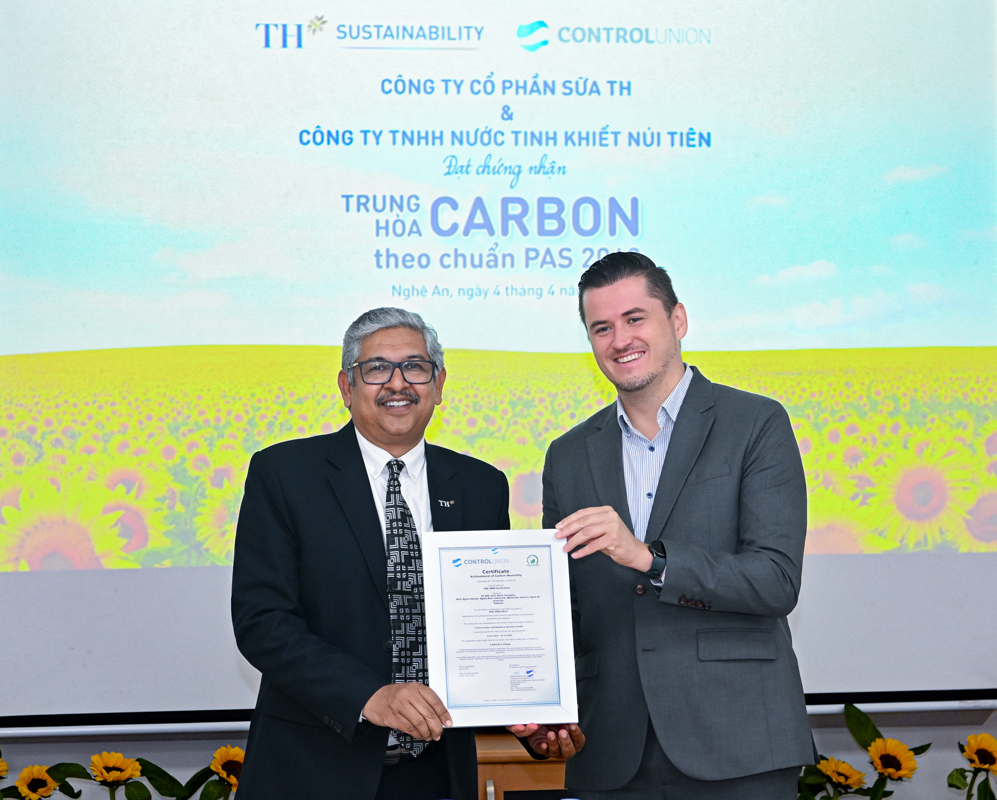 Ông Wouter Melis van Ravenhorst, Giám đốc điều hành Control Union Việt Nam, trao chứng nhận Trung hòa Carbon cho đại diện Công ty Cổ phần Sữa TH - Tổng Giám đốc Arghya Mandal. Ảnh: Việt Hùng.
