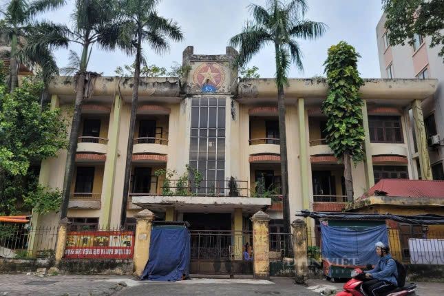 Một trụ sở công bỏ hoang nhiều năm tại Quận Hà Đông, TP. Hà Nội.