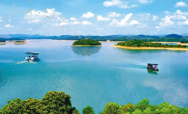 Bến En được v&iacute; như &ldquo;Vịnh Hạ Long tr&ecirc;n cạn&rdquo; của xứ Thanh